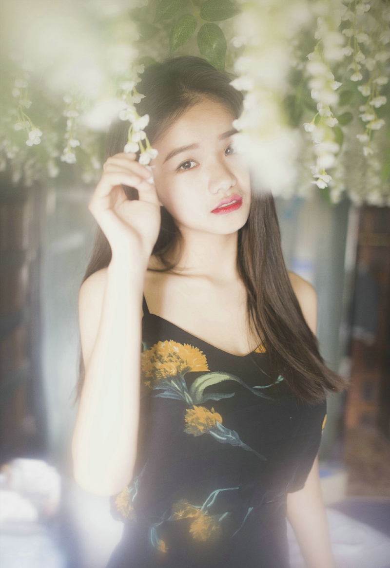 白皙美艳少女漂亮脸蛋笑脸迷人