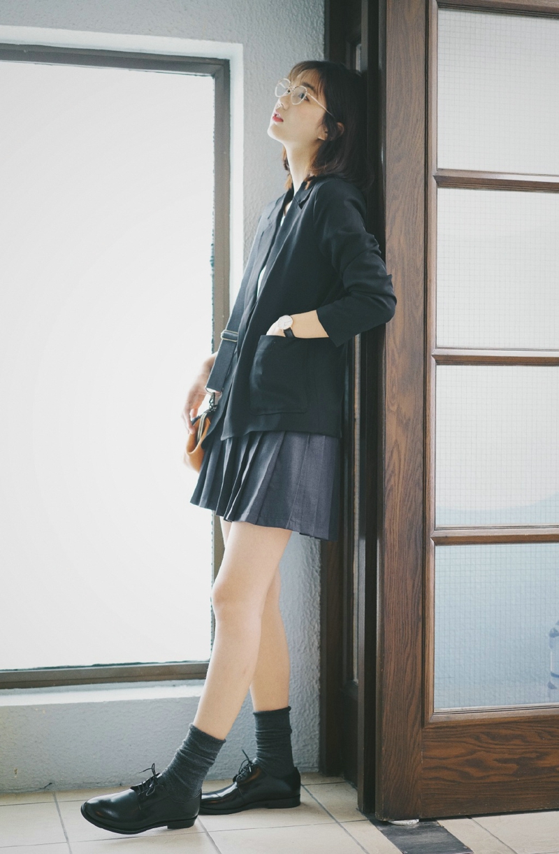 日系眼镜短发美女街头百褶裙养眼写真