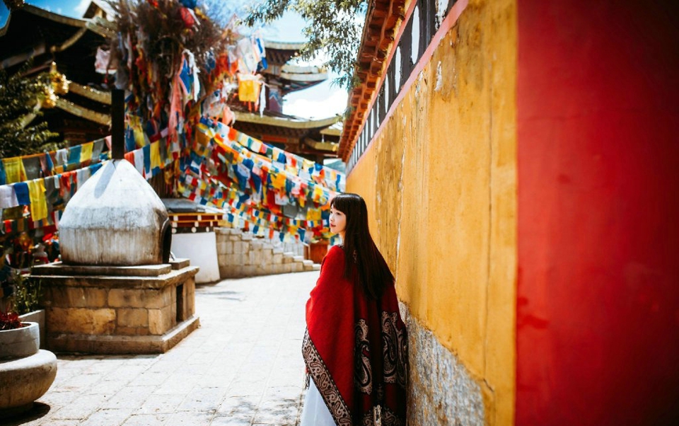 柔美姑娘旅拍民族风披肩明媚动人写真