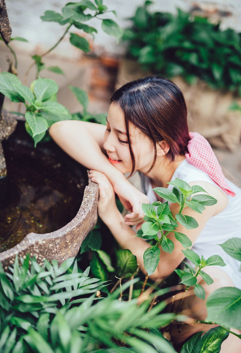 夜晚街头上的吊带红衣艳丽美女率性动人