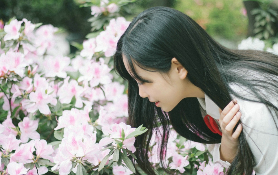 操场上的长发美女清新怡人青春正能量写真