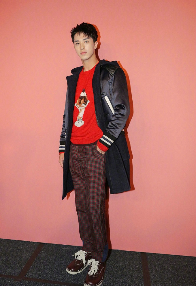 许魏洲2018春夏时装秀靓丽街拍