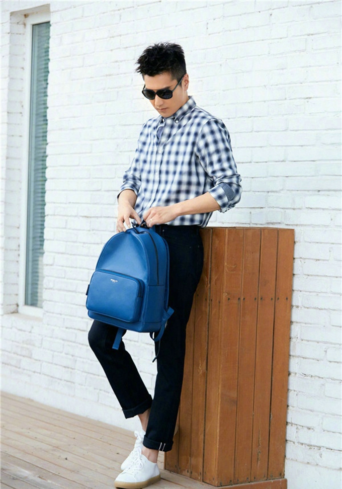 赵又廷机场随性中不乏时髦穿搭态度