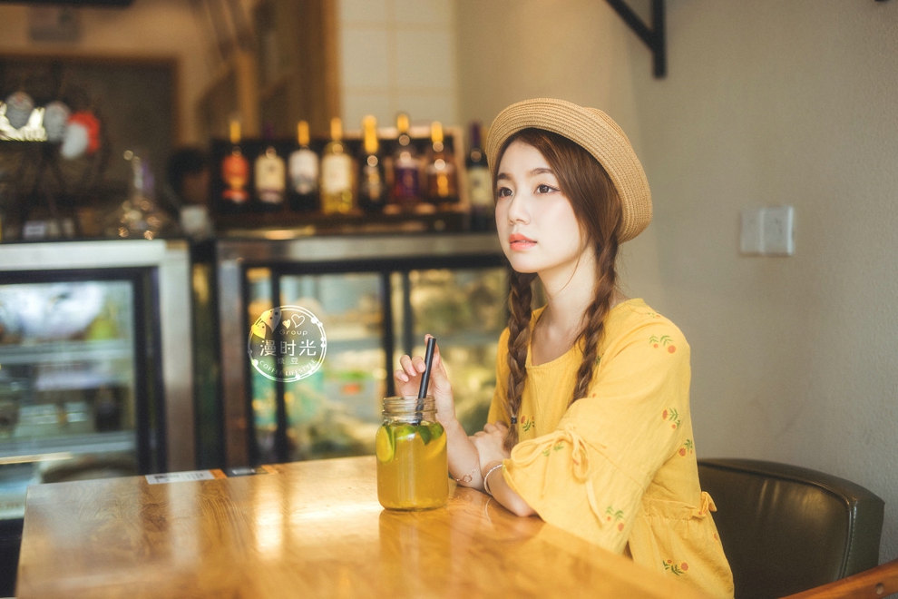 小黄衣悠闲美女艺术图片