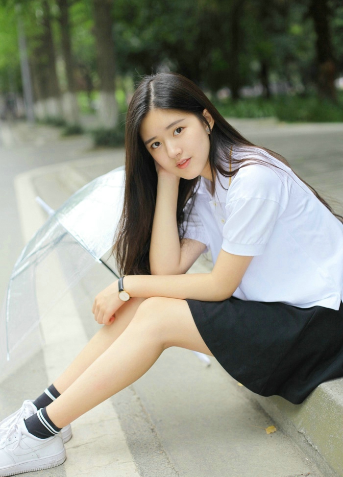 校园内的氧气美少女漂亮迷人笑脸