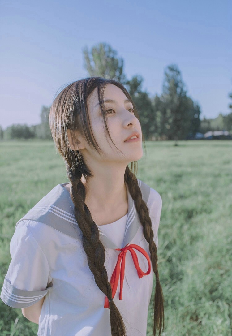 清爽妹子逆光下笑容灿烂温馨写真