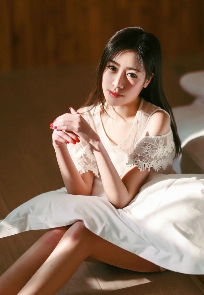 白皙清甜小美女闺房阳光写真