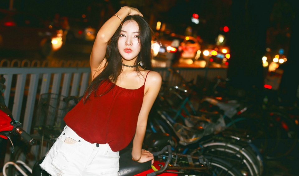 夜晚街头上的吊带红衣艳丽美女率性动人