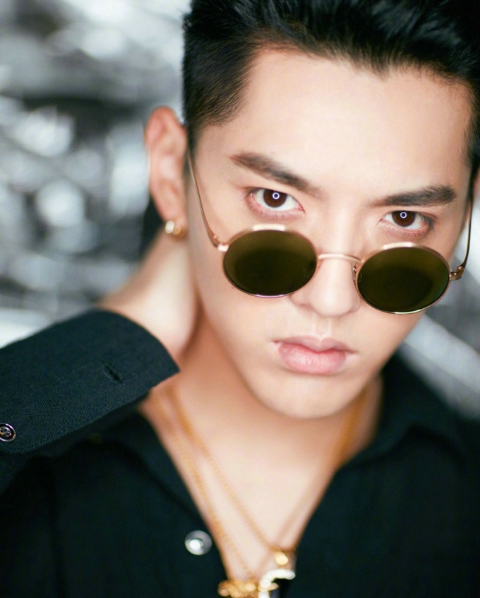 吴亦凡的凝视电眼十足美图写真