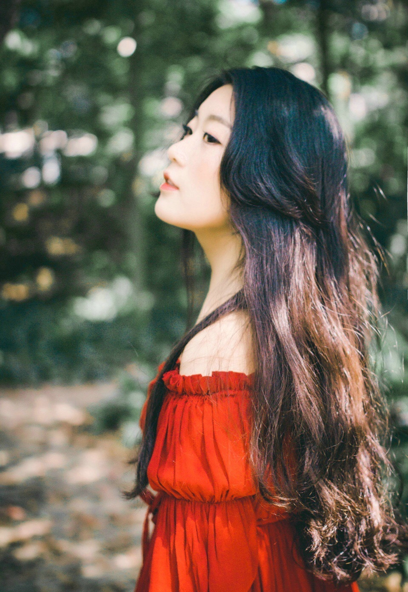 深山内的妩媚红裙女神秀发飘逸写真