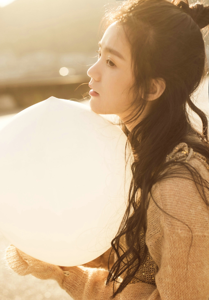 阳光下的高颜值气球美女娇美又迷人