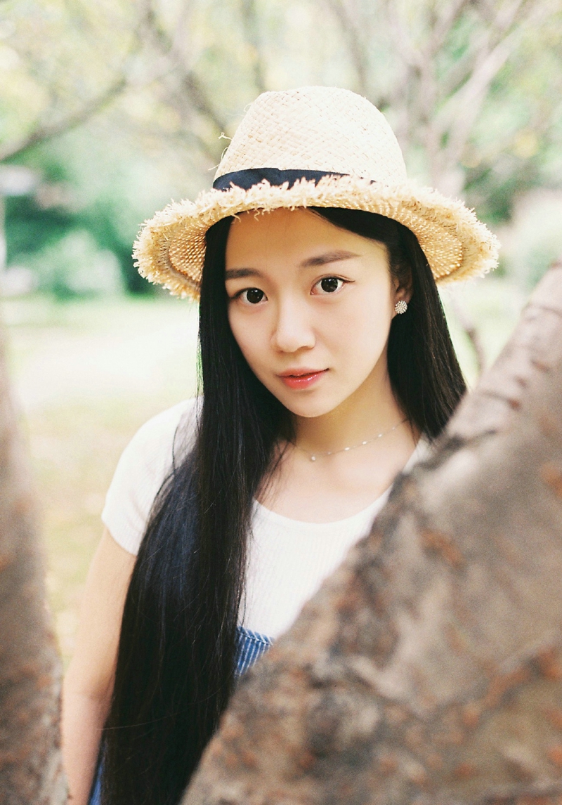 花树下的背带裤清新妹子娇美怡人写真