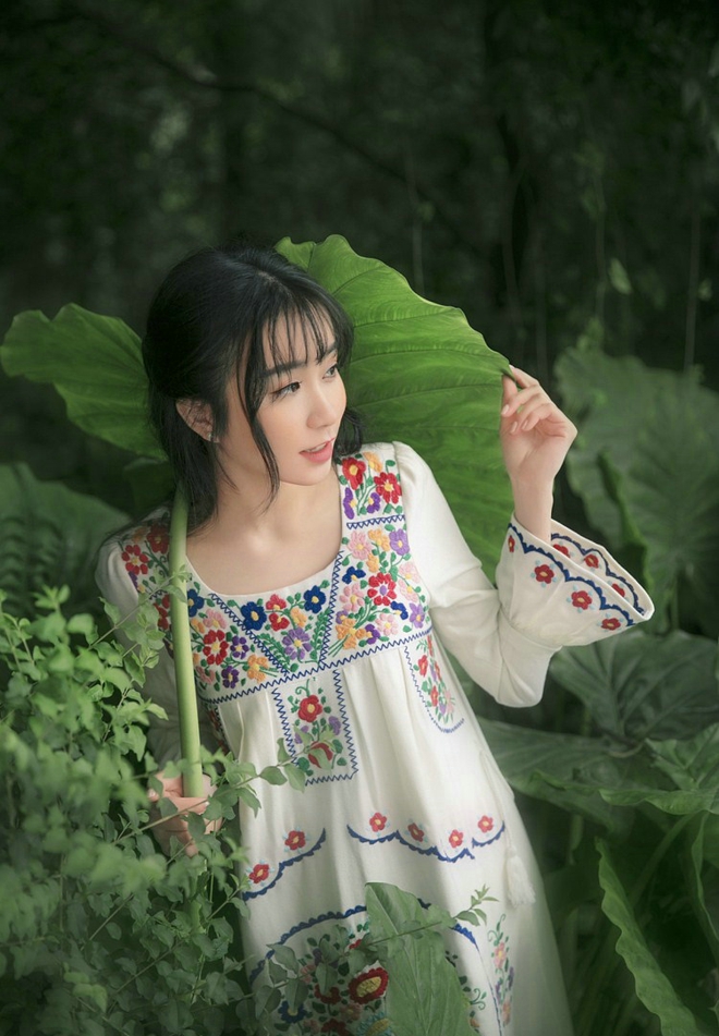 优雅花季少女林间写真