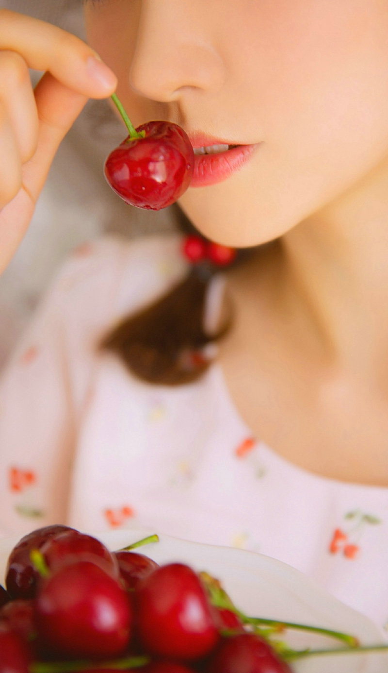 清纯短发美女树下气质迷人写真