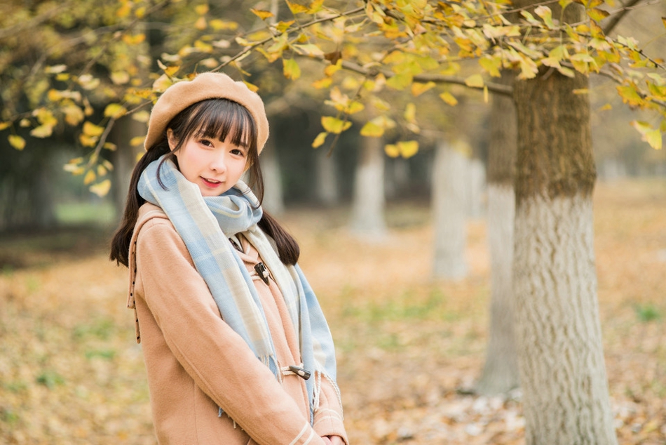 森林内花环少女裸肩白裙娇俏诱人