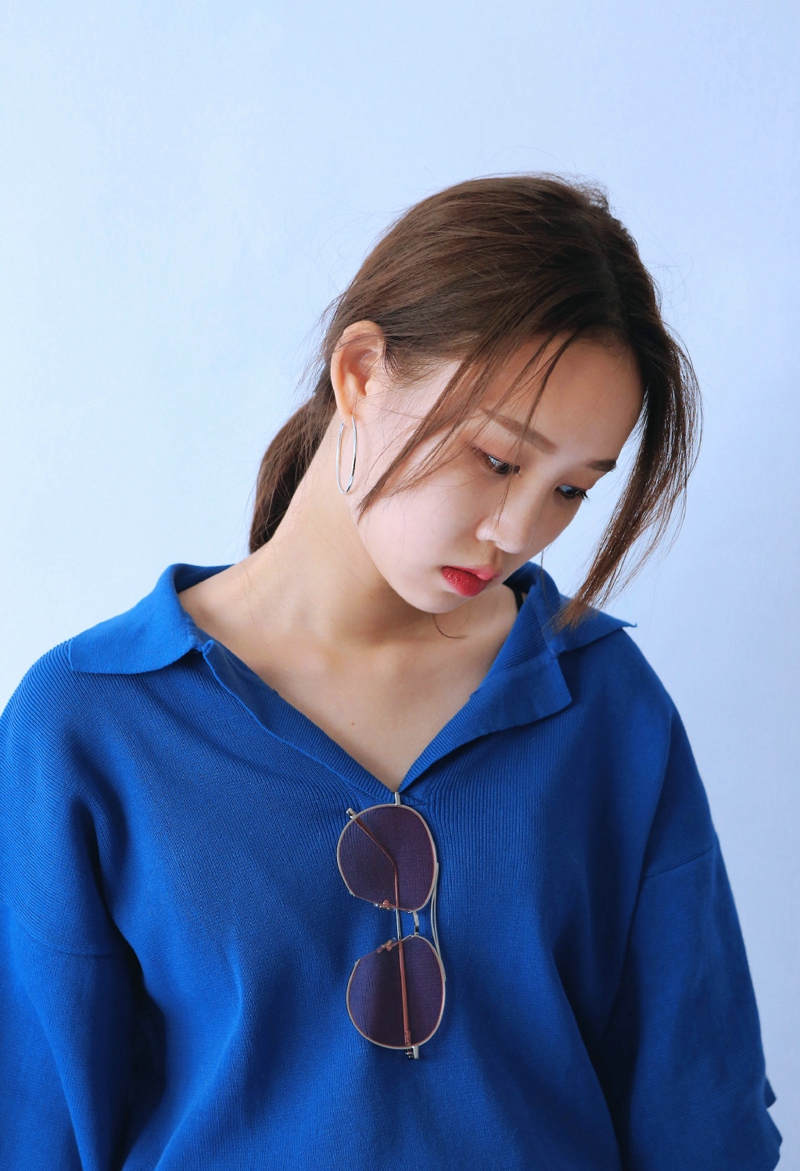 花树下的背带裤清新妹子娇美怡人写真