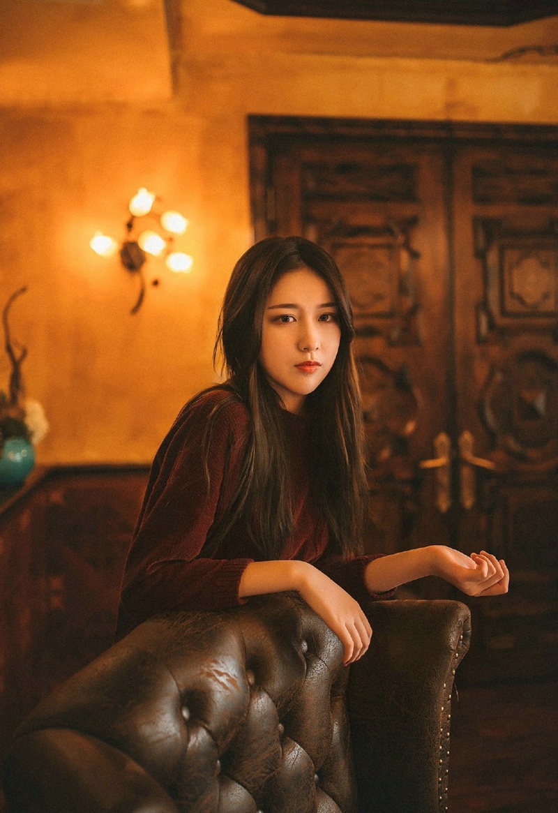 复古私房内的红酒女神漂亮脸蛋