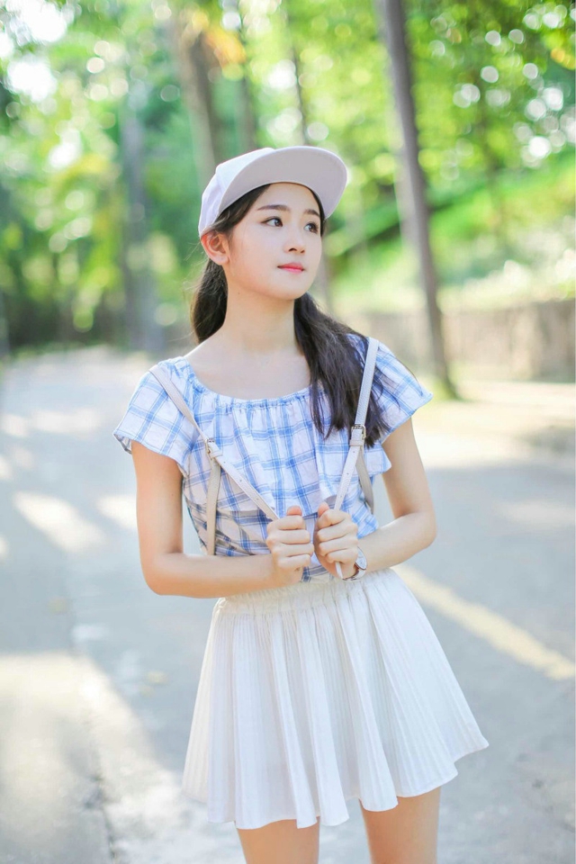 俏皮少女清新活力户外迷人写真图片