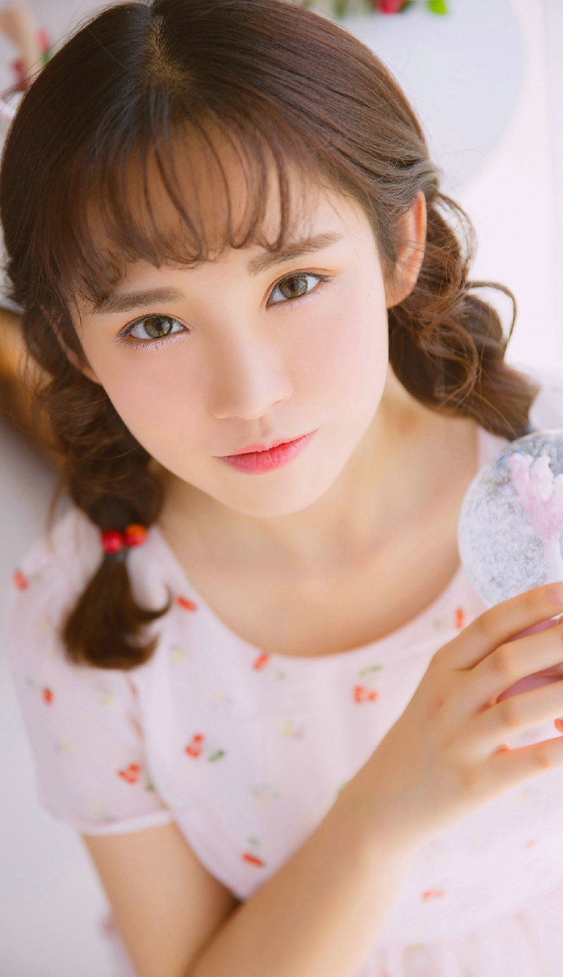 清纯短发美女树下气质迷人写真