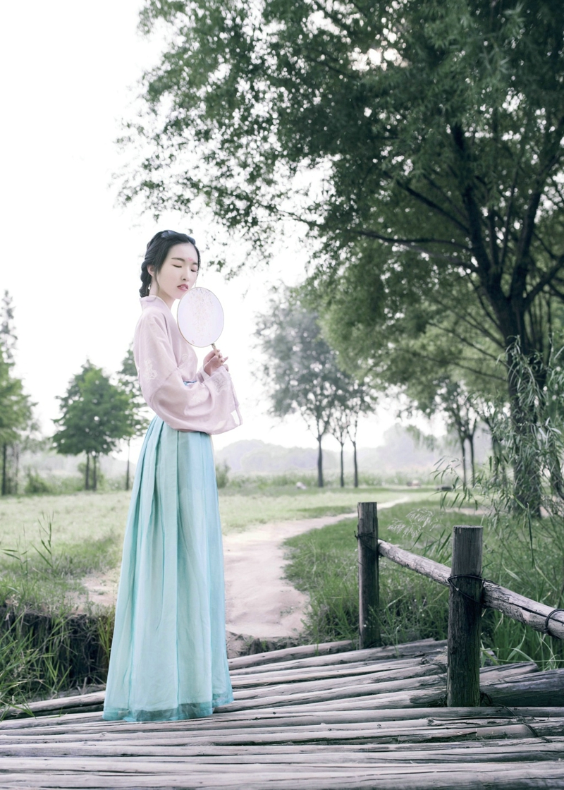 漂亮丸子头美女气质养眼迷人写真