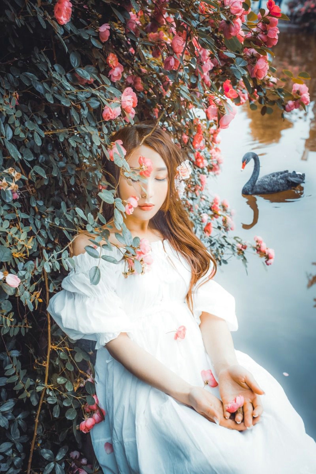 幸福甜美美女小露香肩