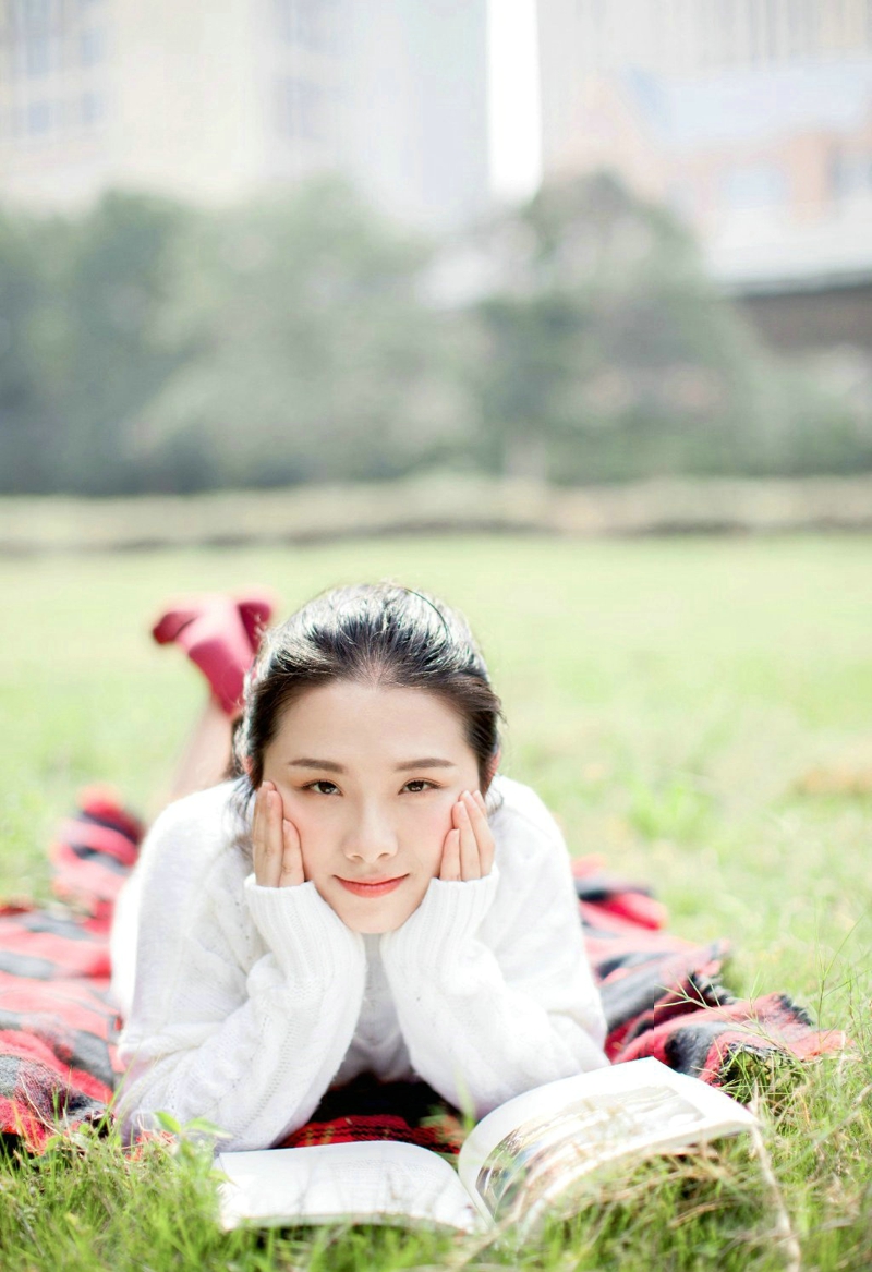 空阔草地上的毛衣围巾美女马尾清爽