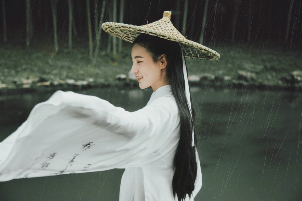 葡萄园内的清新气质美女养眼气质写真