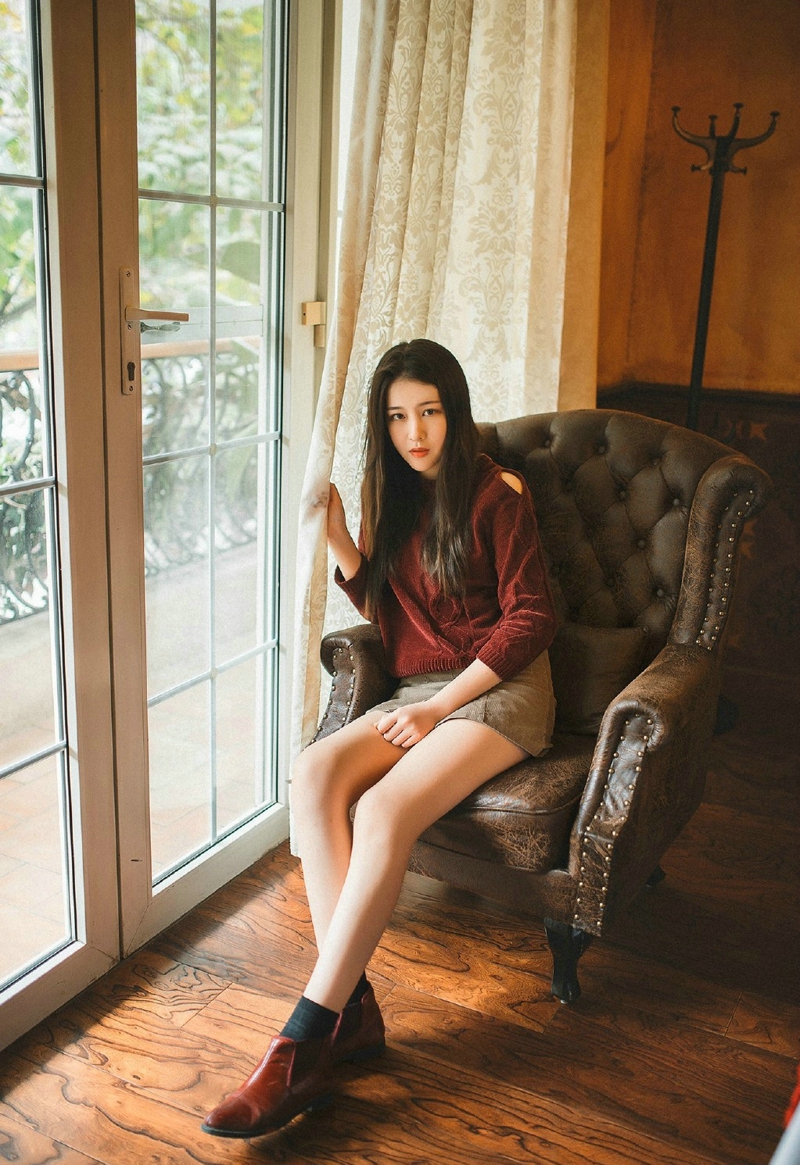 复古私房内的红酒女神漂亮脸蛋