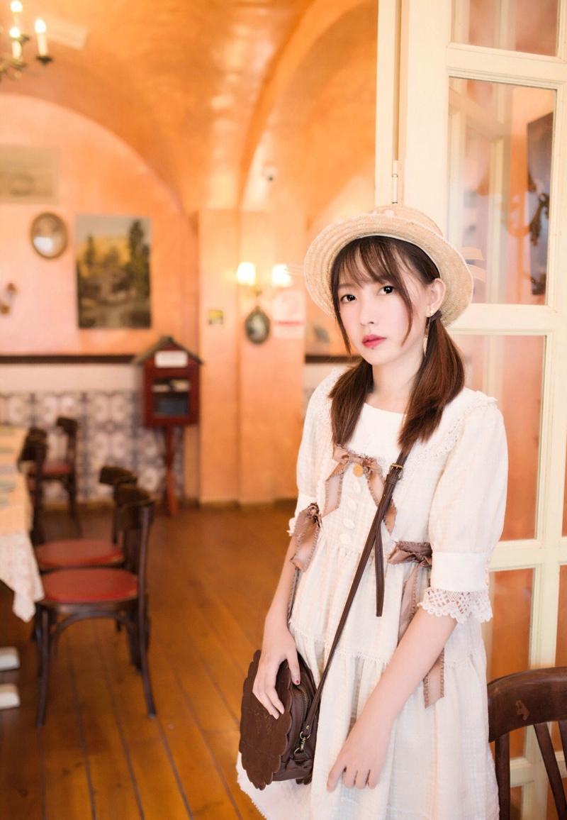 餐厅内的可爱少女青春无敌吸睛