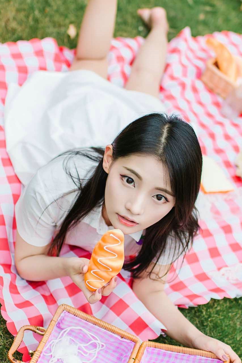 漂亮野餐面包妹子温柔美丽动人