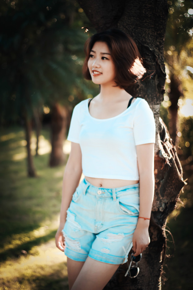 公园短发复古清新少女绽放迷人笑容写真