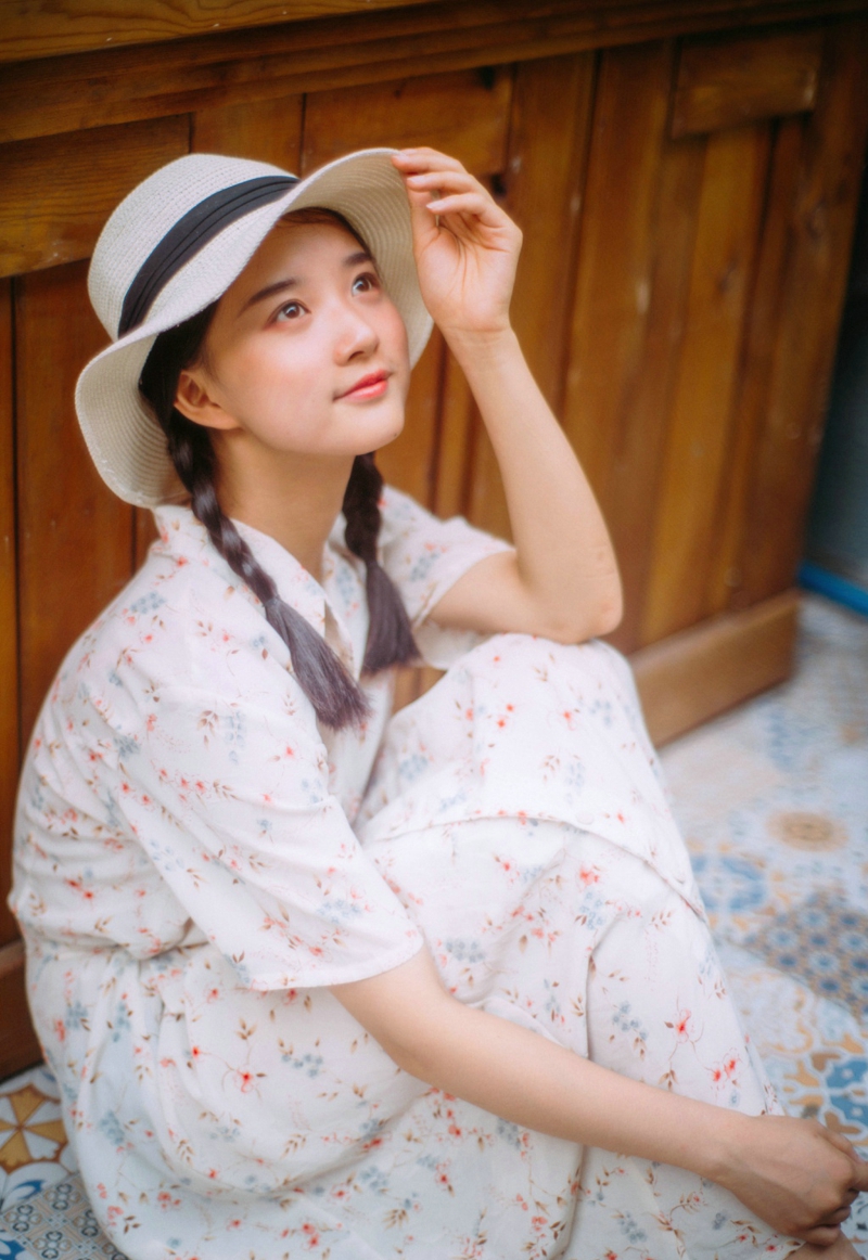 日系眼镜短发美女街头百褶裙养眼写真