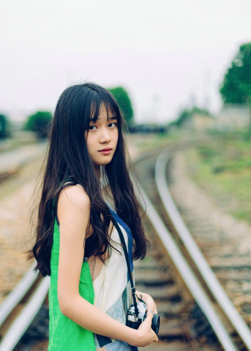 列车上的清纯漂亮少女笑脸阳光写真