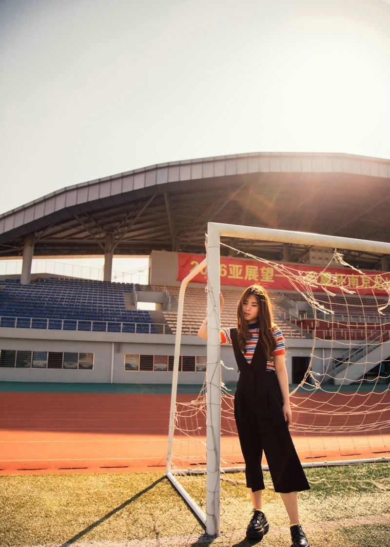 咖啡馆内的背带裤少女青春俏皮写真