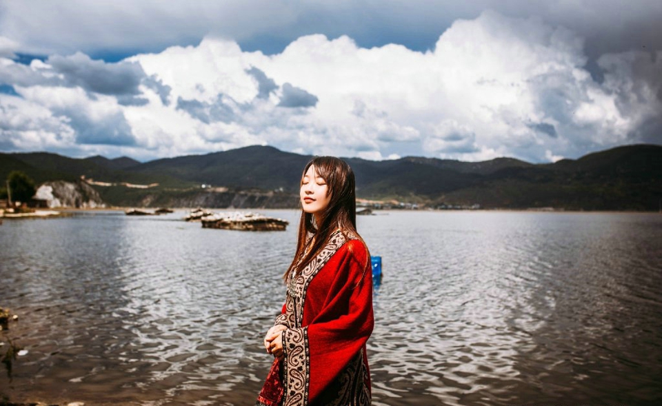 柔美姑娘旅拍民族风披肩明媚动人写真