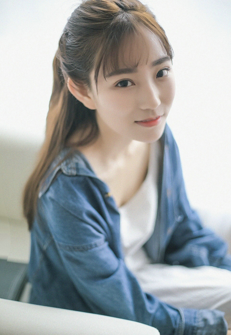 日系美女安静私房内养眼写真