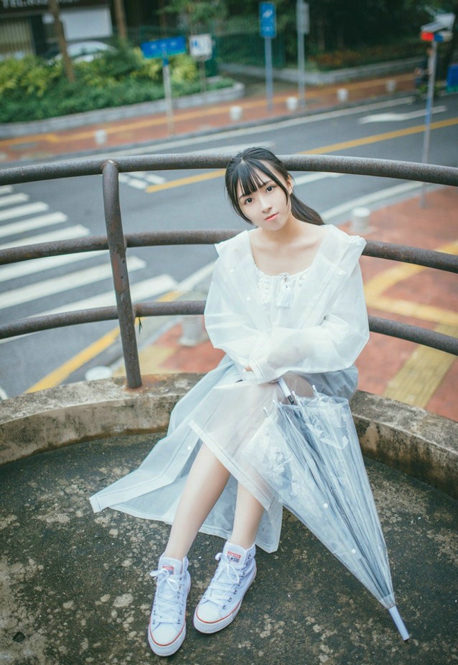 可爱气质清纯白净雨天美女写真