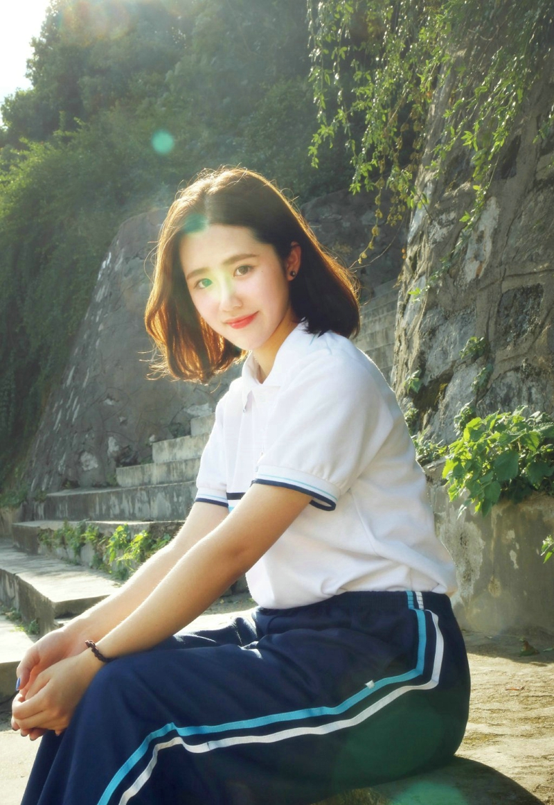 阳光下的校服美女漂亮精致脸蛋