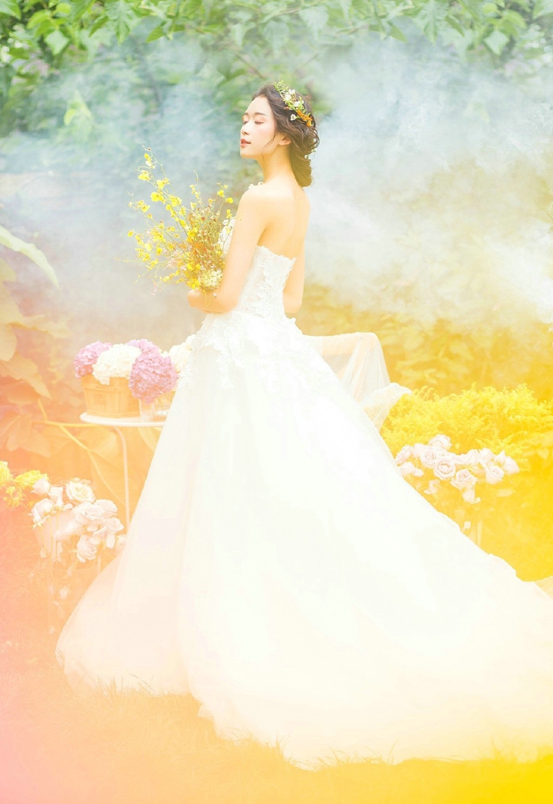 街道上的气球秀发女神活泼清新写真