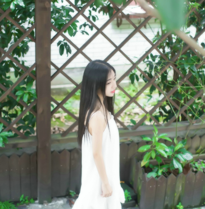 漂亮少女白裙养眼甜美笑容写真