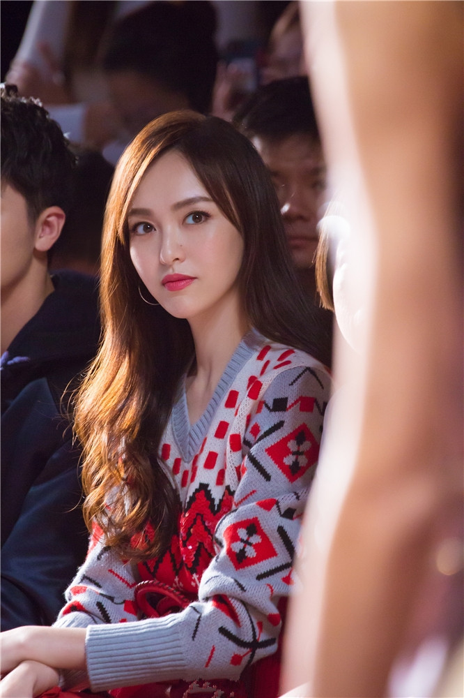 唐嫣妩媚现身纽约时装周 复古红装浪漫时髦