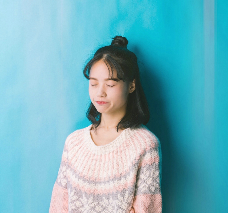 蓝调半丸子头妹子可爱表情包