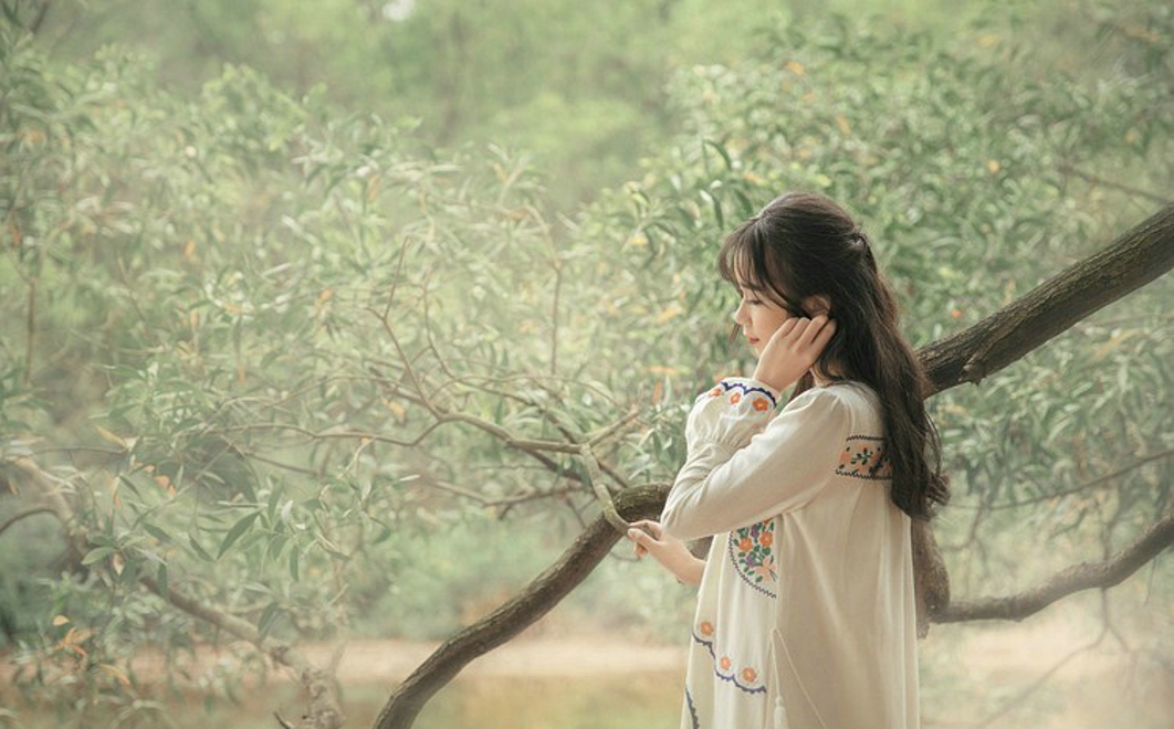 优雅花季少女林间写真