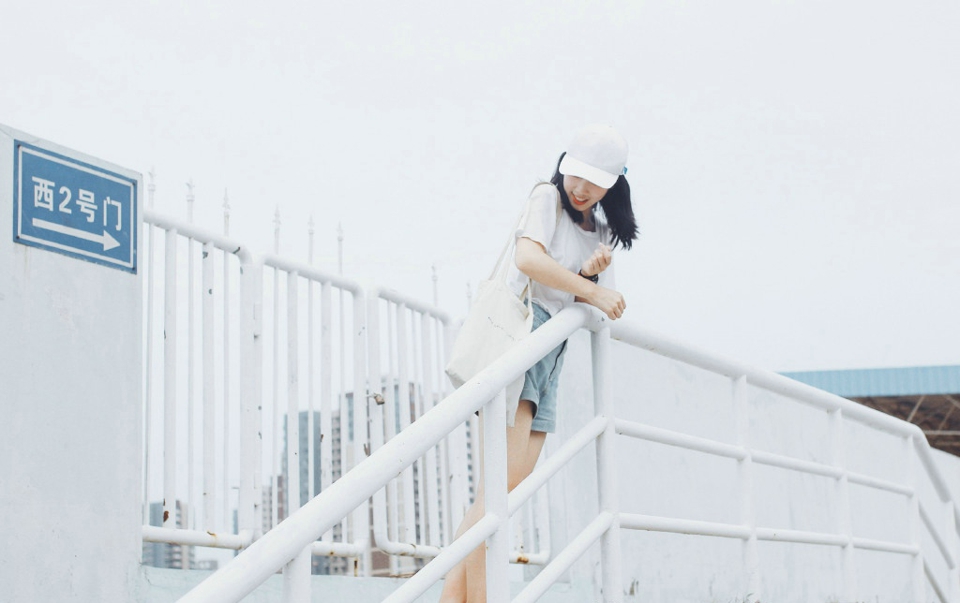 操场上的棒球帽休闲服饰明媚少女