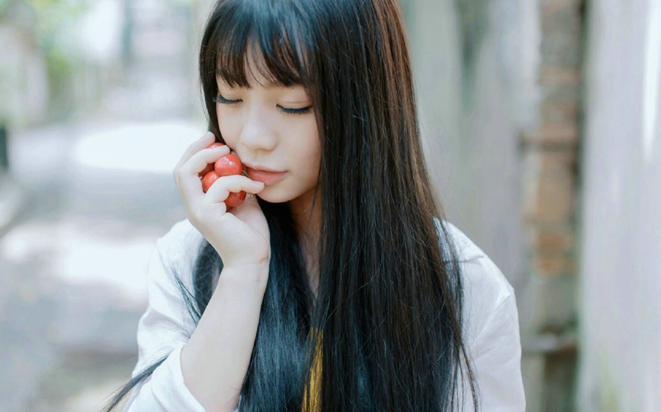齐刘海樱桃少女清新户外纯真迷人