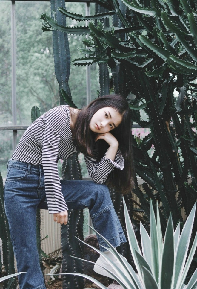 90后长发清纯美女夜间街拍照