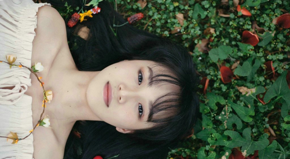 绿林内的花环美女清新甜美可人