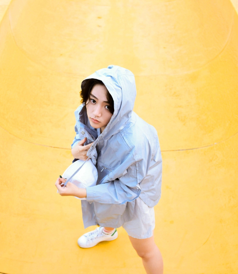 自由随性美女个性高傲阳光素颜写真