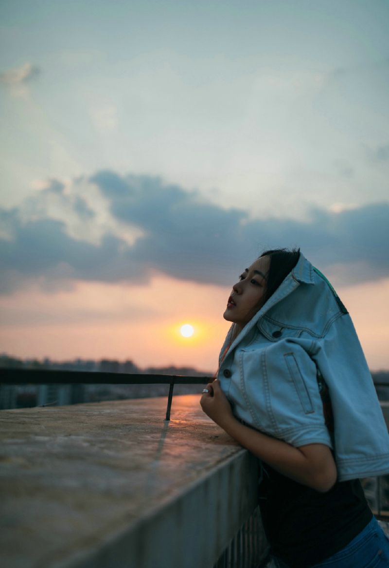 夕阳下的牛仔外套美女侧颜美丽吸睛唯美写真