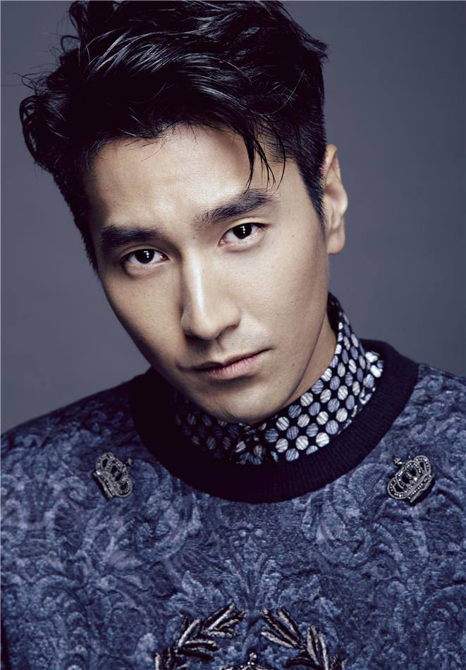 赵又廷机场随性中不乏时髦穿搭态度